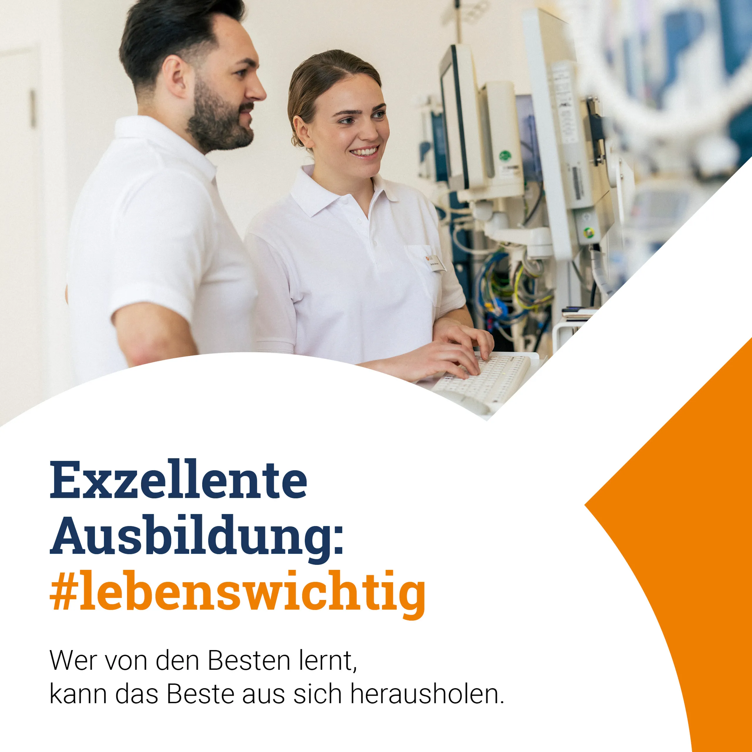 Ein junger Arzt und eine junge Ärztin stehen an medizinischen Geräten auf einer Intensivstation. Sie tragen beide ein weißes Polohemd und sind mit dem Oberkörper zu sehen. Das Bild ist in einer Anzeige der Schön Klinik für die Karriereseiten mit Text und Logo.